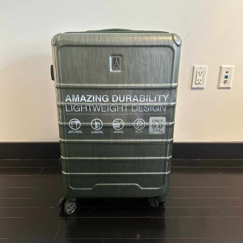 TRAVELPRO
Rollmaster Lite 24"
Expandable Medium Checked
Hardside Spinner Luggage